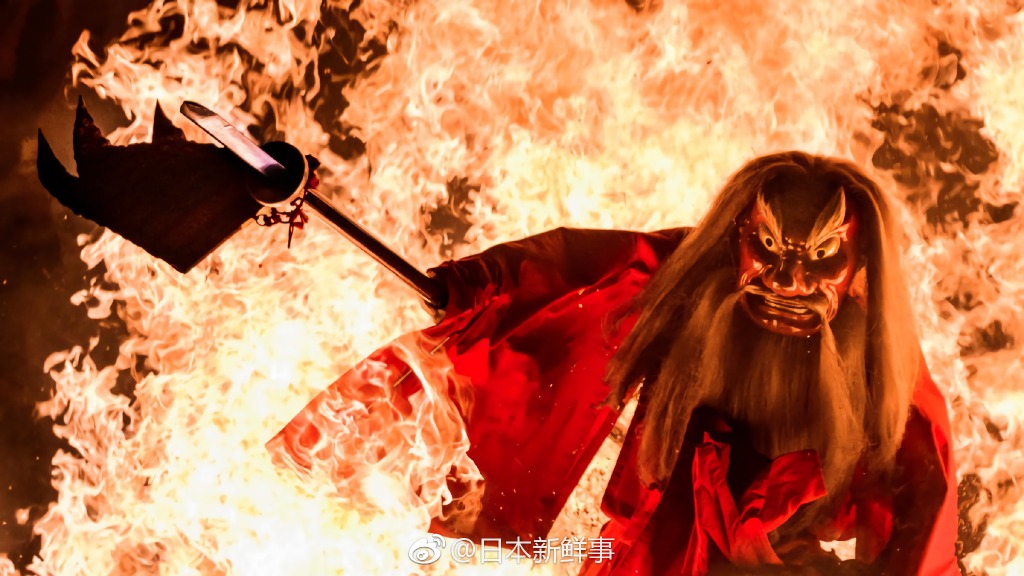 北海道古平町每年9月举办的例行祭祀「天狗の火渡り」