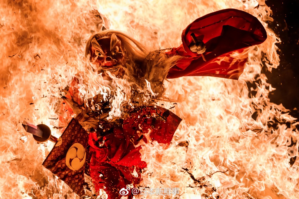 北海道古平町每年9月举办的例行祭祀「天狗の火渡り」