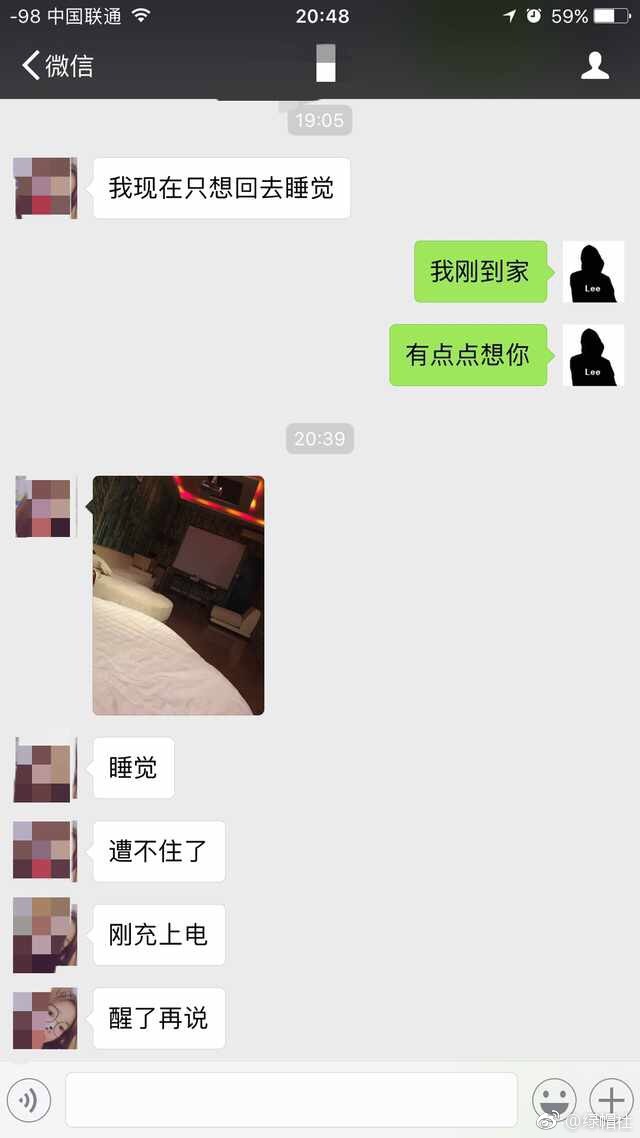 女朋友出去旅游，8点钟就跟我说困了想睡觉，她住的酒店和我平时见到的不太一样，为什么还有投影仪？