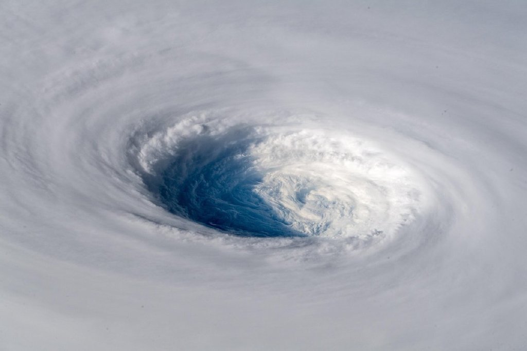 宇航员贴出的台风“潭美”的照片。