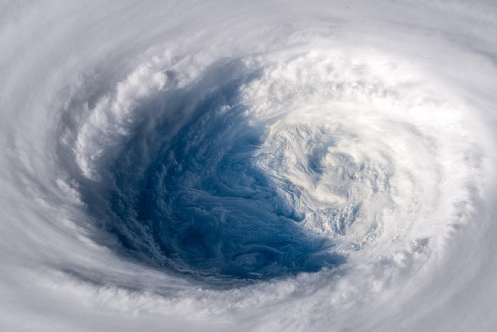 宇航员贴出的台风“潭美”的照片。