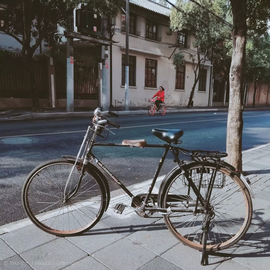 你们小时候是怎么驾驭这种带梁自行车的？