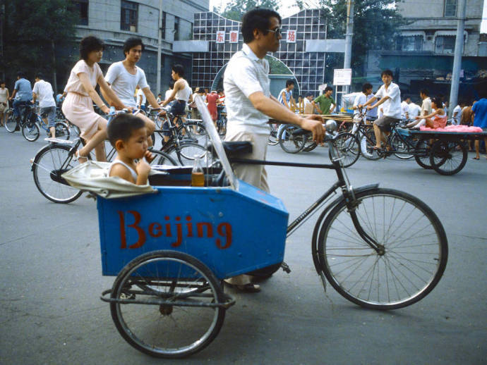 985年的北京街景，那一年你多大？"