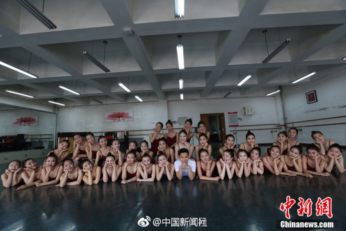 舞蹈班36个女生陪1个男生上课 什么水平 ​​​​