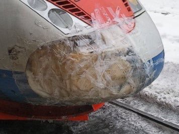 俄罗斯的高铁维修……没有什么是胶带解决不了的，如果有，那就是用得还不够多………