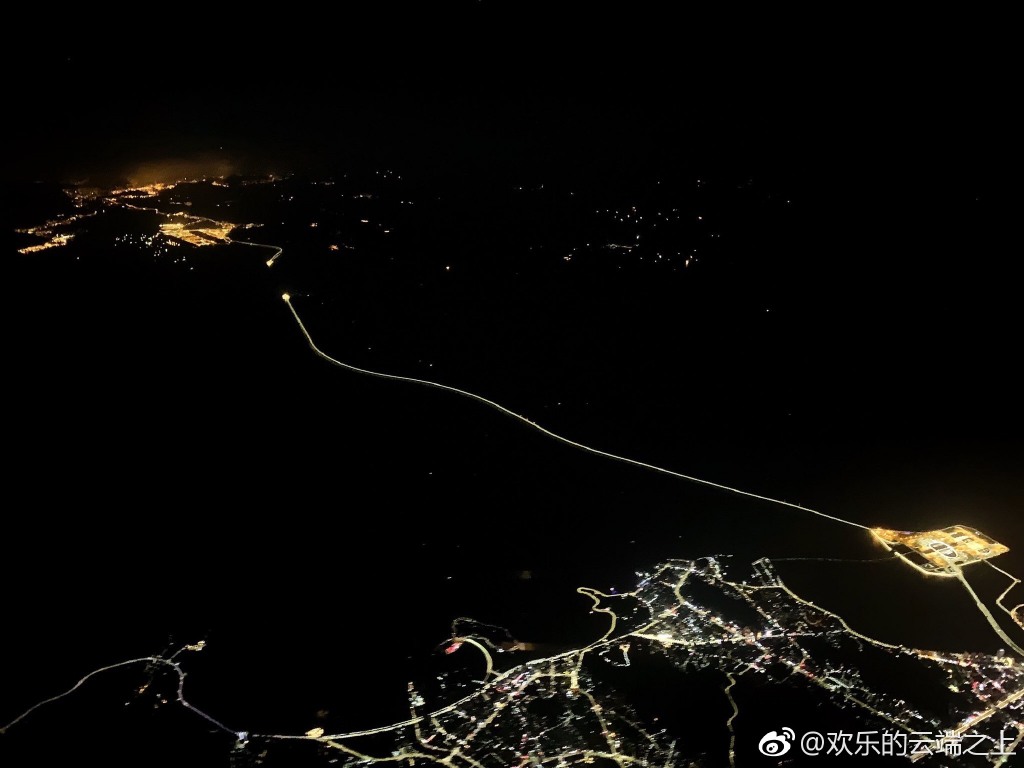 飞机上视角：珠海上空看珠港澳大桥夜景，最清楚的一张