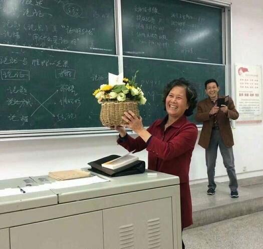 老师：最后一节课要交给你们的是，怎么秀恩爱