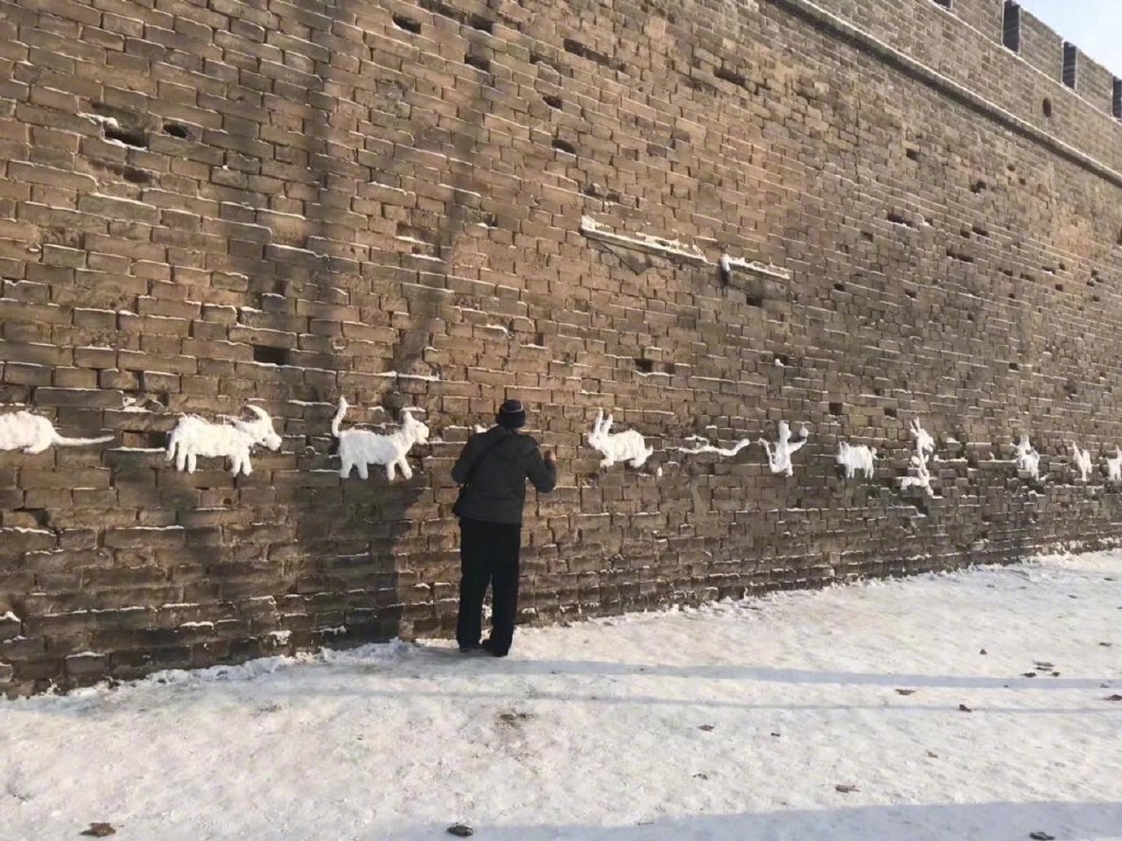 一位老爷爷，用雪在墙上堆出了十二生肖