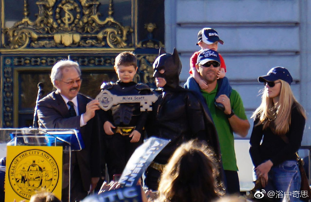 还记得 2013 年那个当了一天蝙蝠侠、「拯救」过旧金山的白血病小朋友吗？ 5 年过去了，他战胜了疾病！