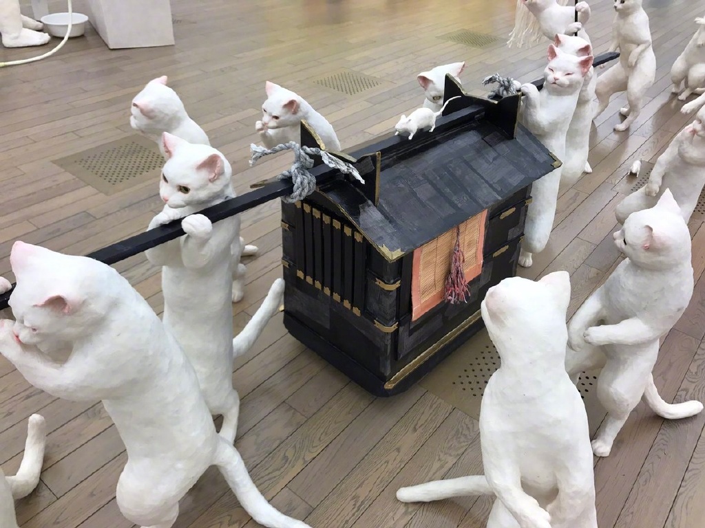 日本一美术学院展出的作品，名叫“大猫行列”，活灵活现的，太可爱了！ ​​​​