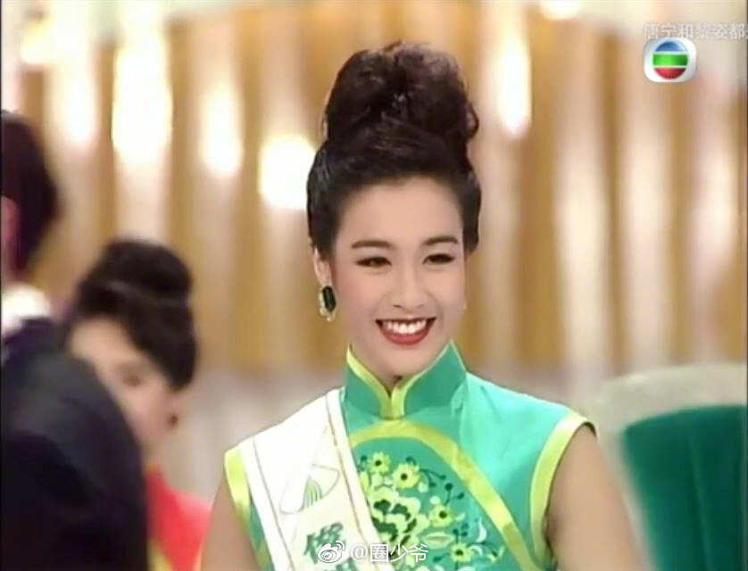 993年国际华裔小姐选美大赛，23岁的钟丽缇夺得冠军，31岁的关之琳担任评委给钟丽缇颁奖，美绝了"