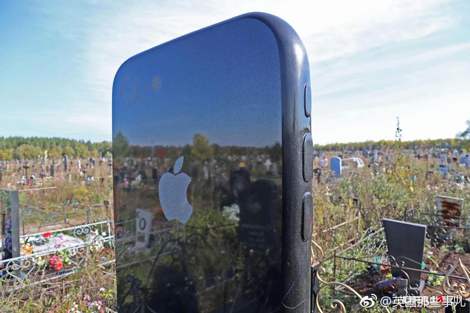 俄女生车祸去世 家属花10万定制一款“iPhone墓碑”