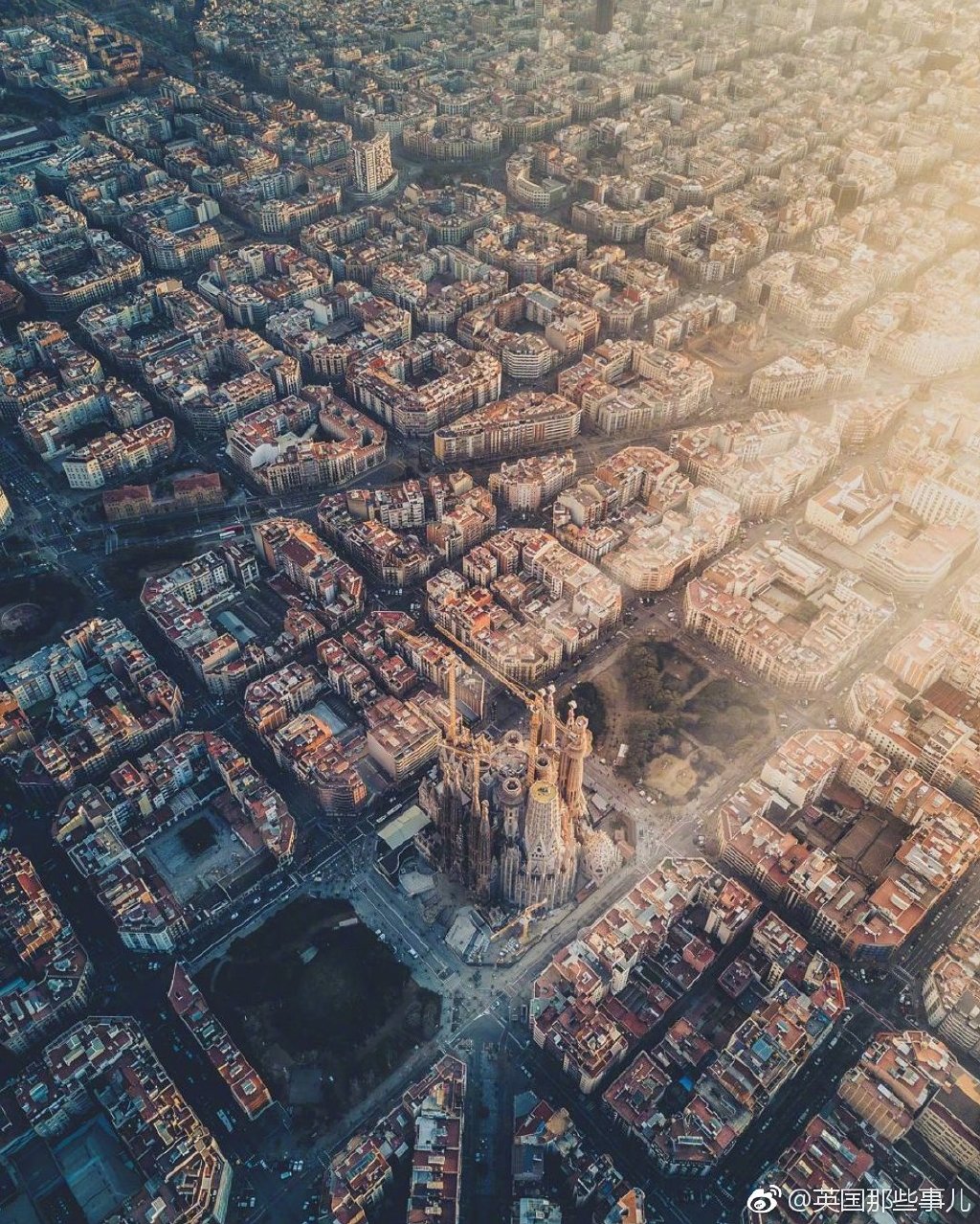 白天和晚上，俯瞰巴塞罗那。 