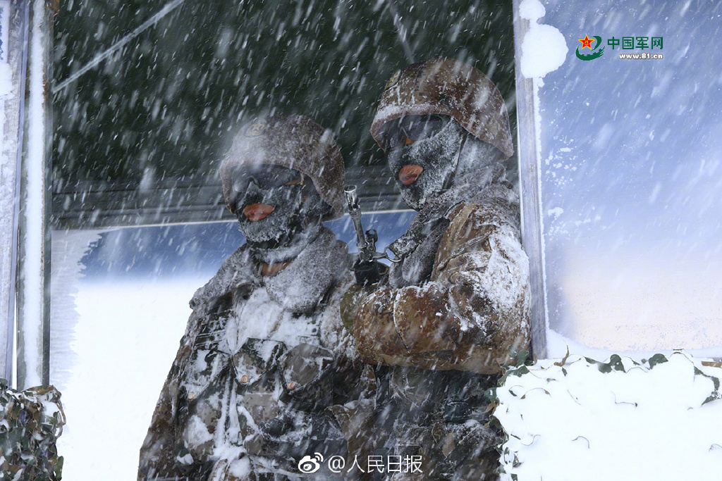 西藏，海拔4700米，边防哨点前，漫天风雪中挺立着“两棵松”。