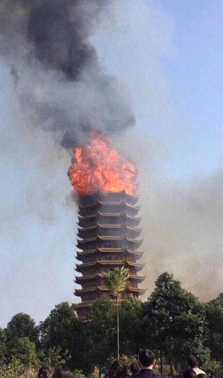  四川绵竹九龙镇灵官楼九玲珑塔突发大火，木塔已被全部烧毁，该塔采用中国传统卯榫结构建筑，共16层高，是当之无愧的亚洲第一高木塔 …