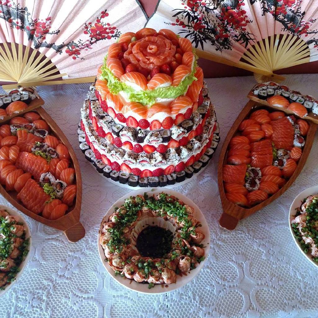 一家餐厅设计的带着满满的爱的寿司蛋糕。好看，还好吃。。要爱上了