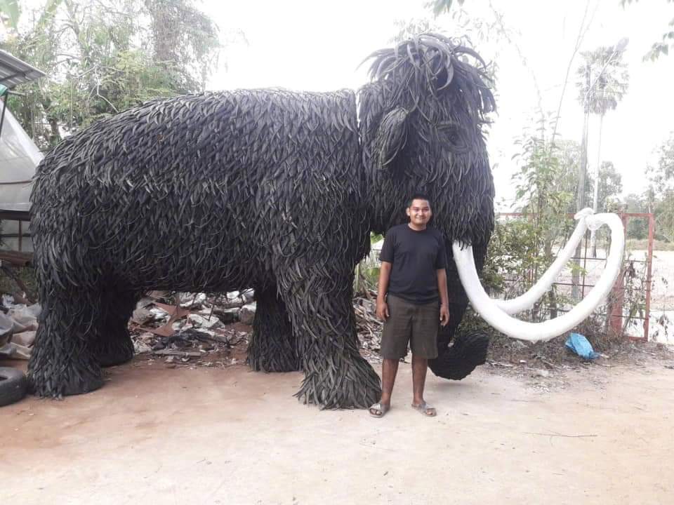 泰国一个工匠团队利用报废汽车零件做的巨型动物雕塑，太强了…