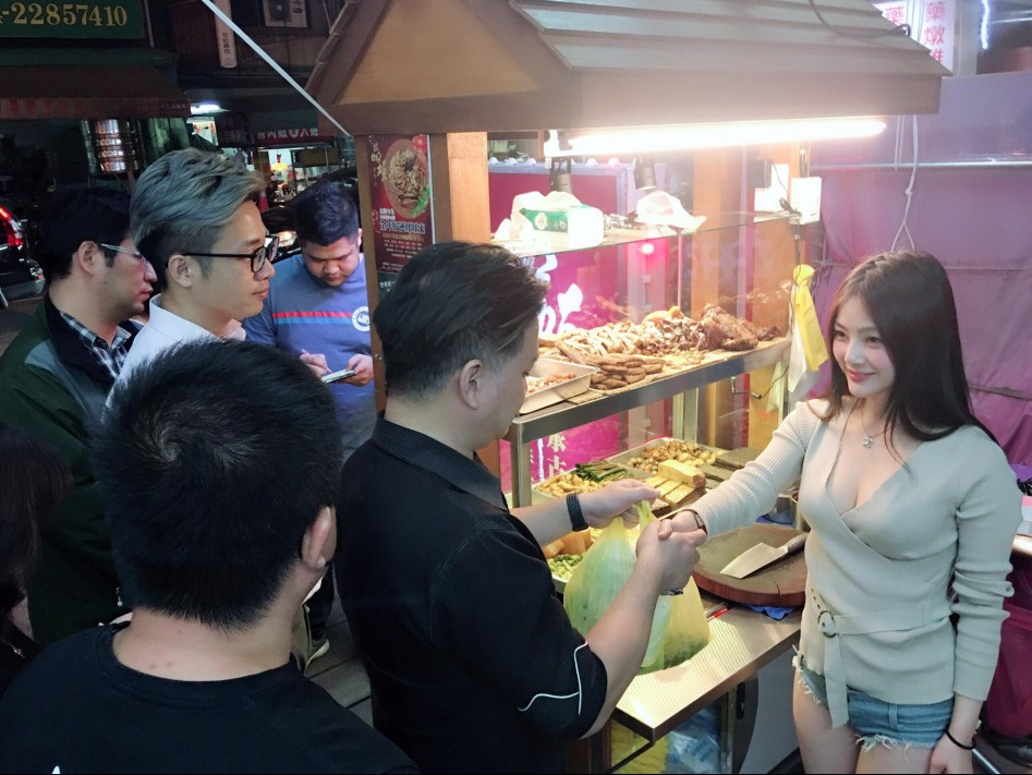台湾网红“小桃子”担任卤肉店一日店长，变身卤肉西施！ ​​​​