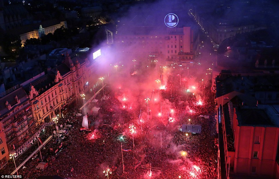 英雄回家！克罗地亚1/8人口聚集首都欢迎。现场的壮观和热烈，画面真的很燃了 ​​​​