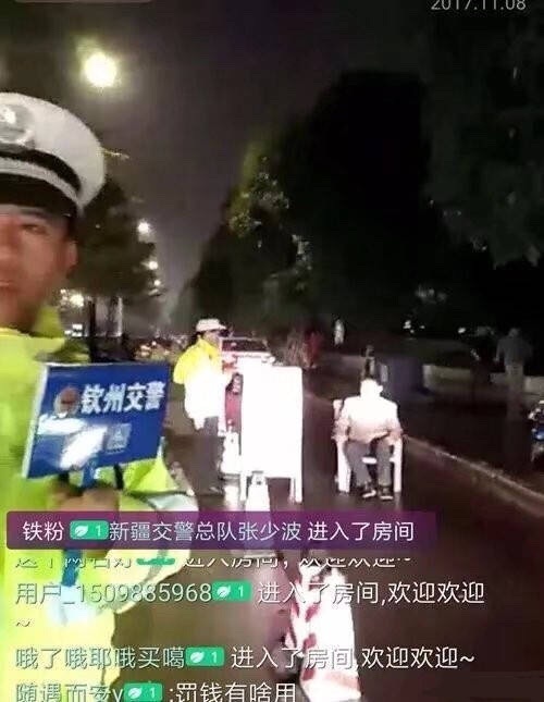 交警查处滥用远光灯时，让驾驶员体验“亮瞎眼”的感受！请合理使用远光灯！支持！