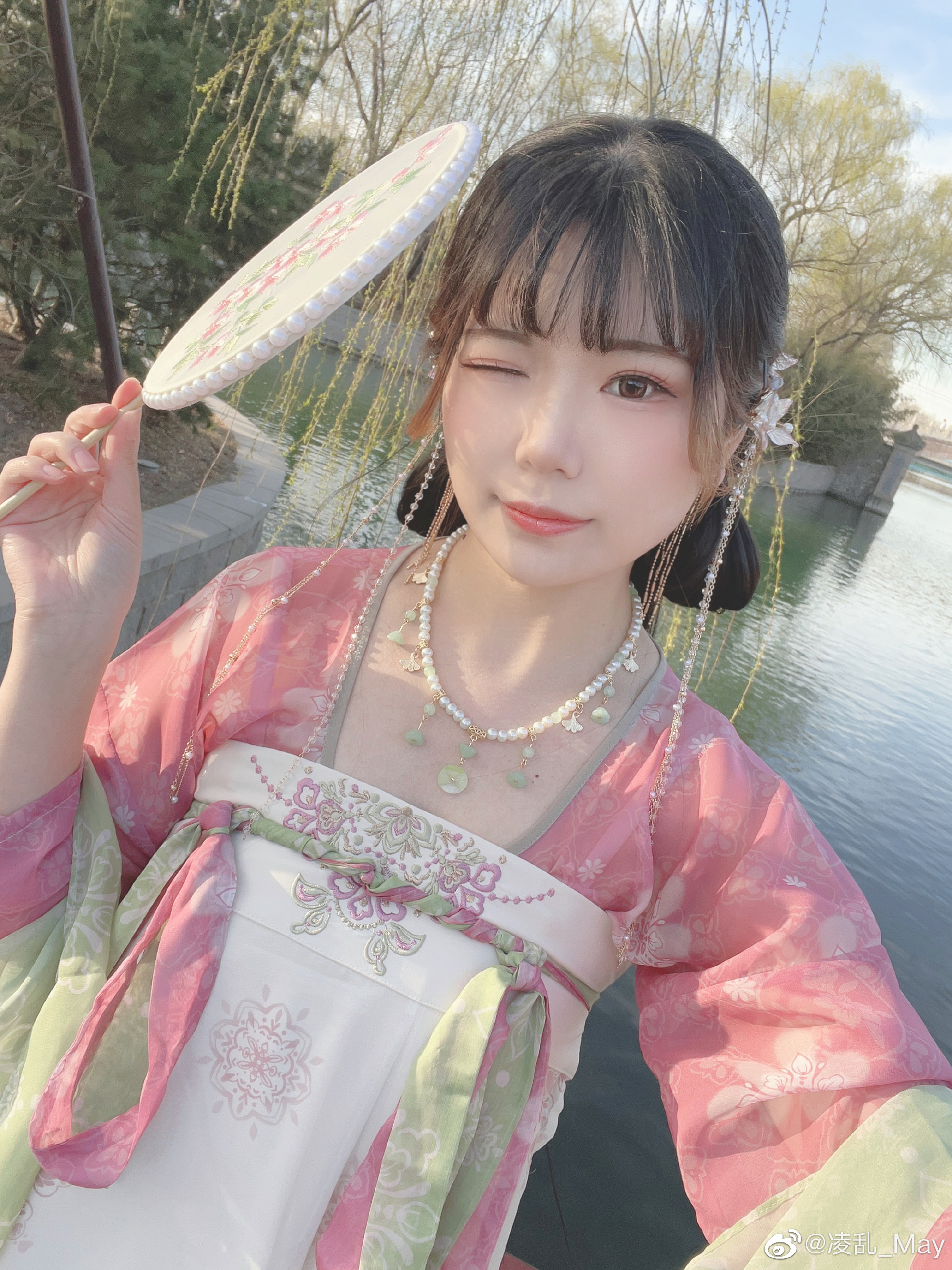 ?东风吹落桃花，即是我来见你。@凌乱_May