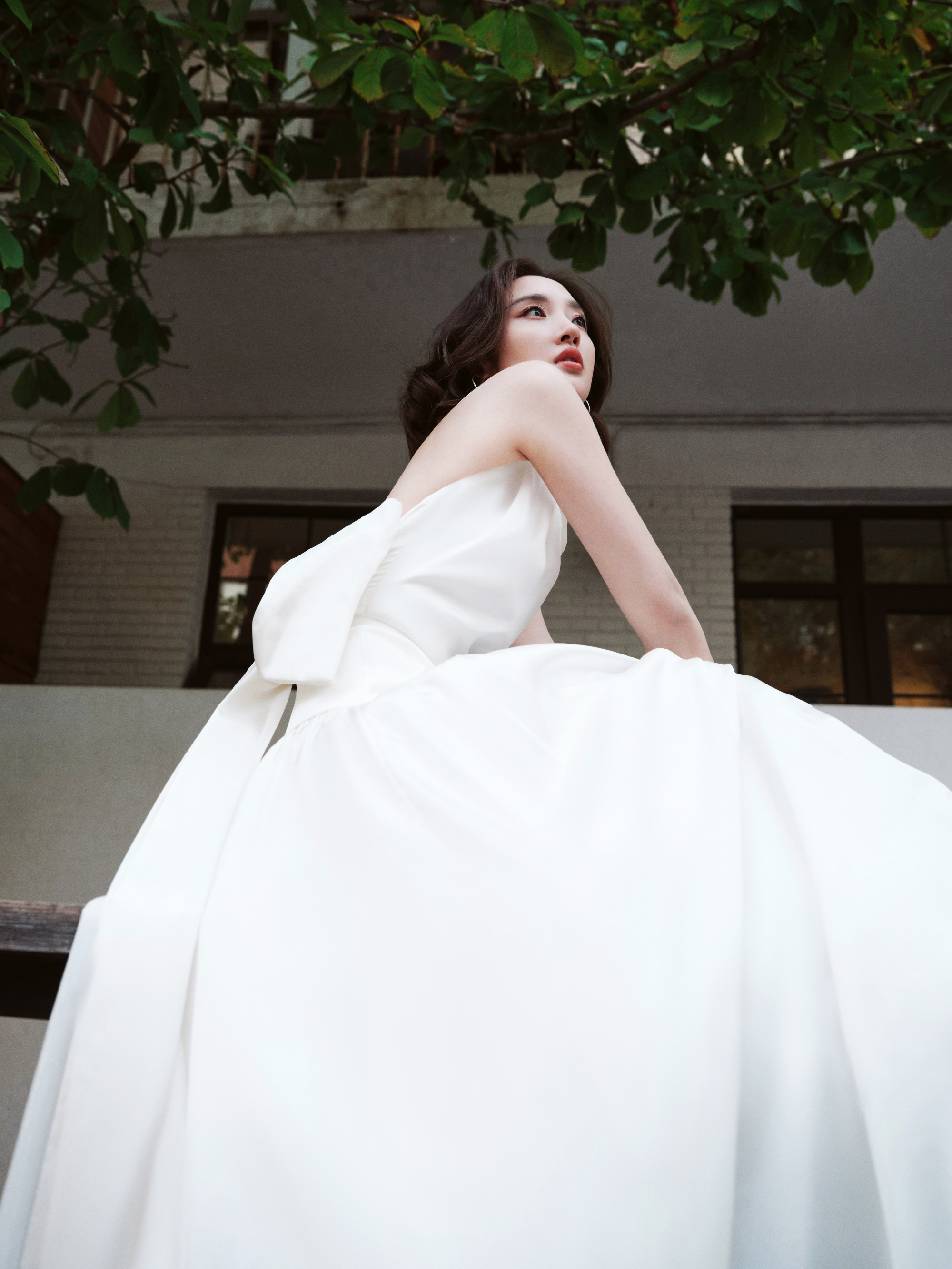 唐艺昕 | 白裙微漾，在时光中氤氲美好。