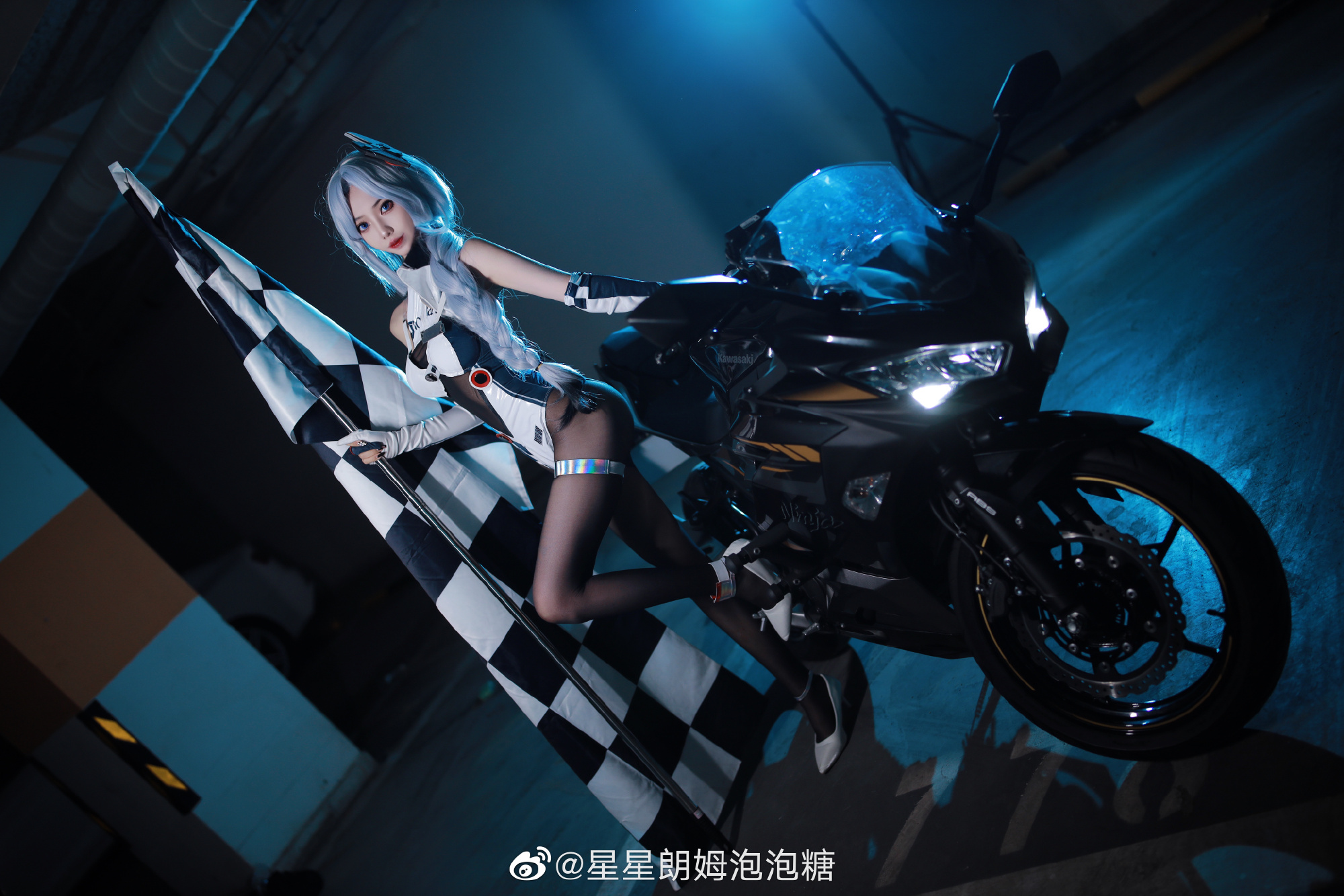 发发前几天拍的机车赛车服！@星星朗姆泡泡糖