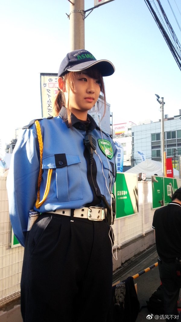 漫展散会的途中，警员妹子被误认为是cosplay，被围观拍照