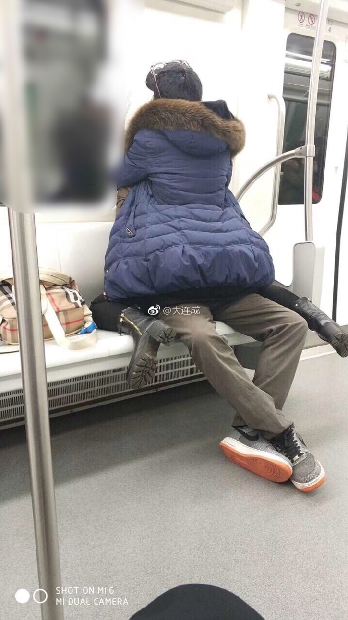 4日网友爆料，大连地铁1号线，男女坐姿惊为天人……"