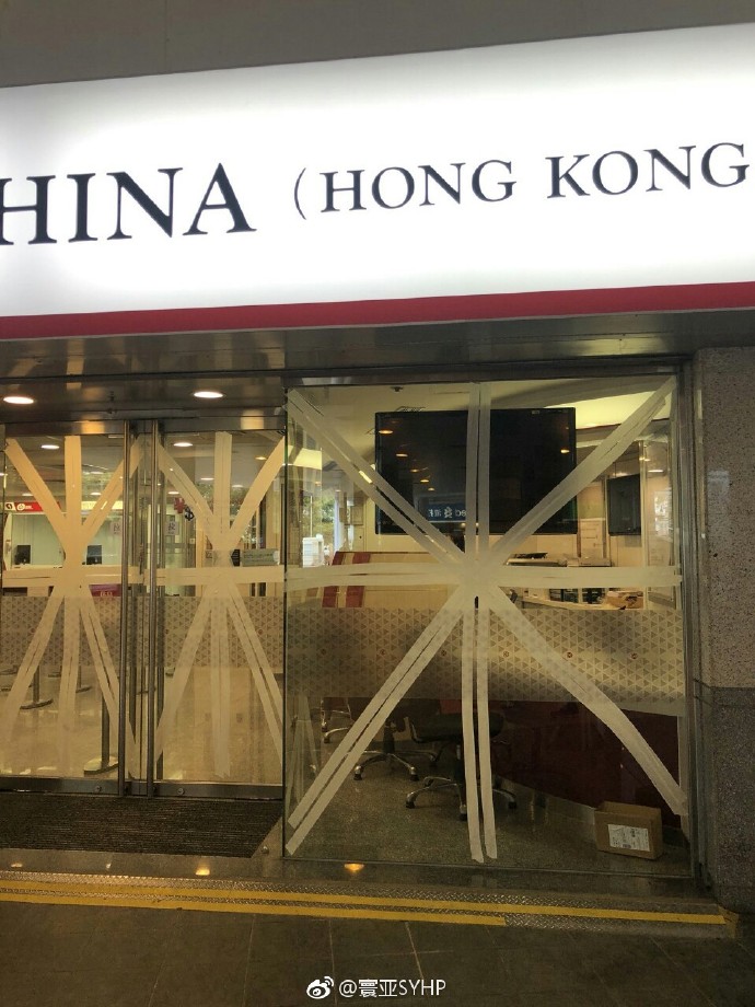 台风山竹来临之前，香港街头的另类“窗花” 