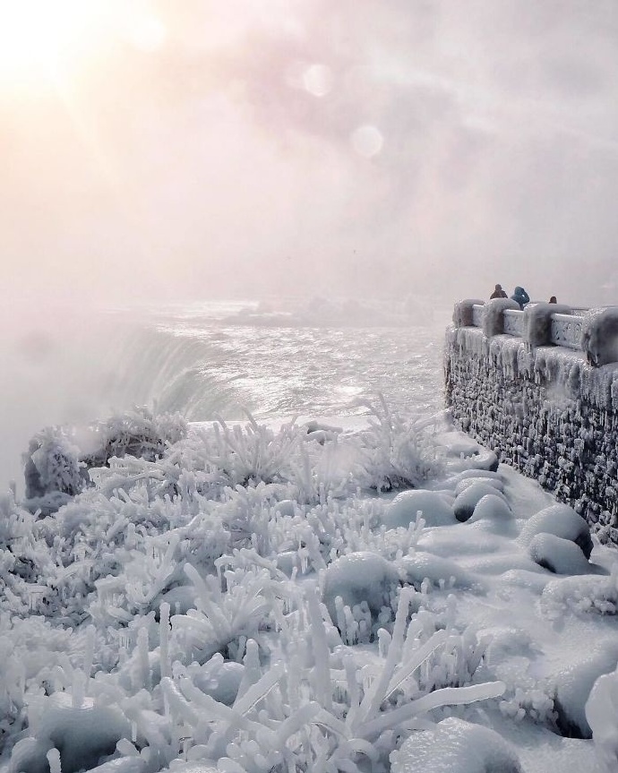 尼亚加拉大瀑布被冻住了！这画面太美