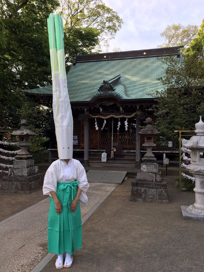 神奈川县的有鹿神社为了吸引游客的注意，这里的神职人员打扮成葱的样子。