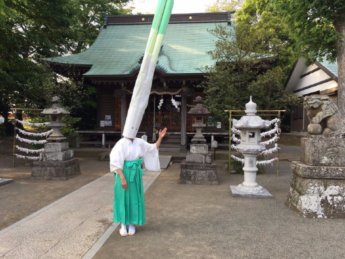 神奈川县的有鹿神社为了吸引游客的注意，这里的神职人员打扮成葱的样子。