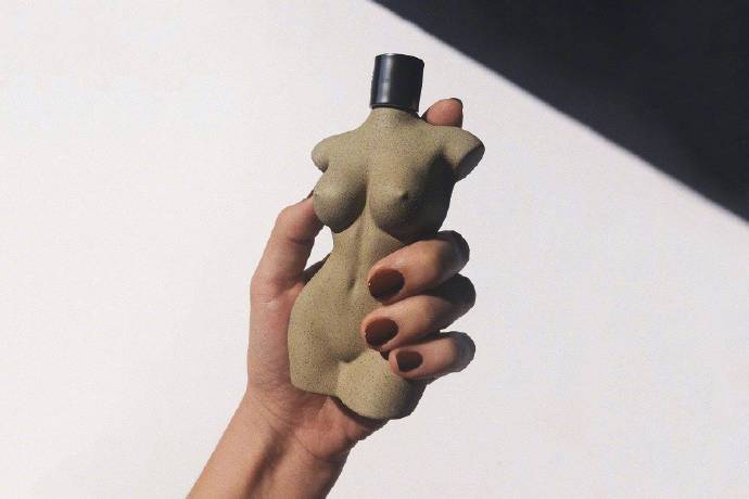 金·卡戴珊用自己身体倒模做香水瓶