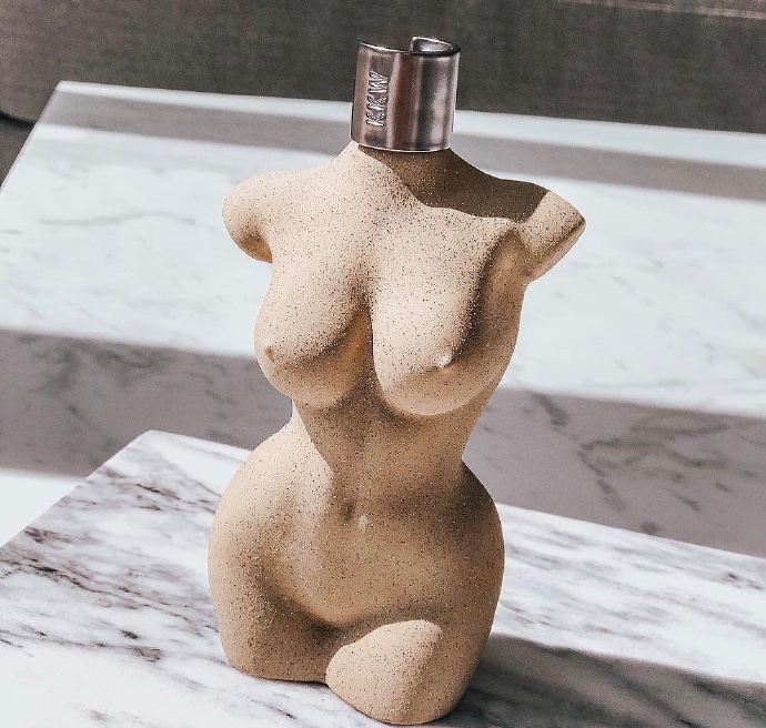 金·卡戴珊用自己身体倒模做香水瓶
