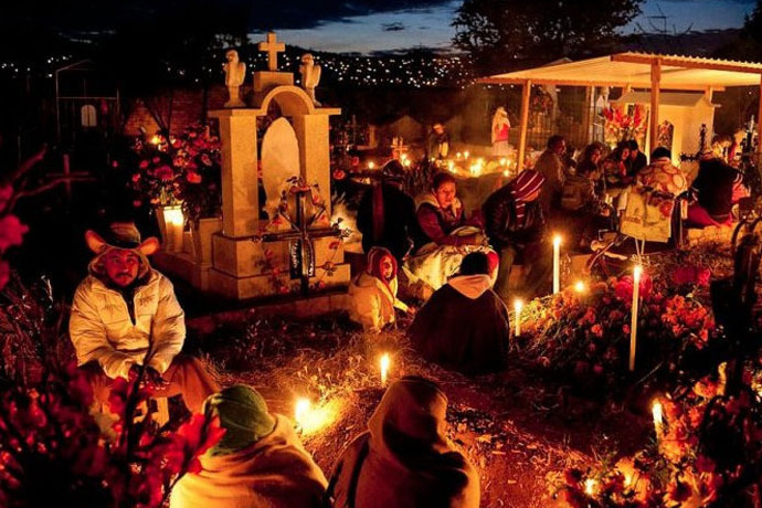 今年的墨西哥亡灵节夜晚祭祀场景