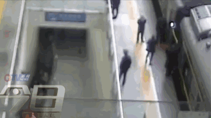 男子乘火车疑似突发旅途综合征，翻越高台护栏瞬间被乘警抓脚救命！