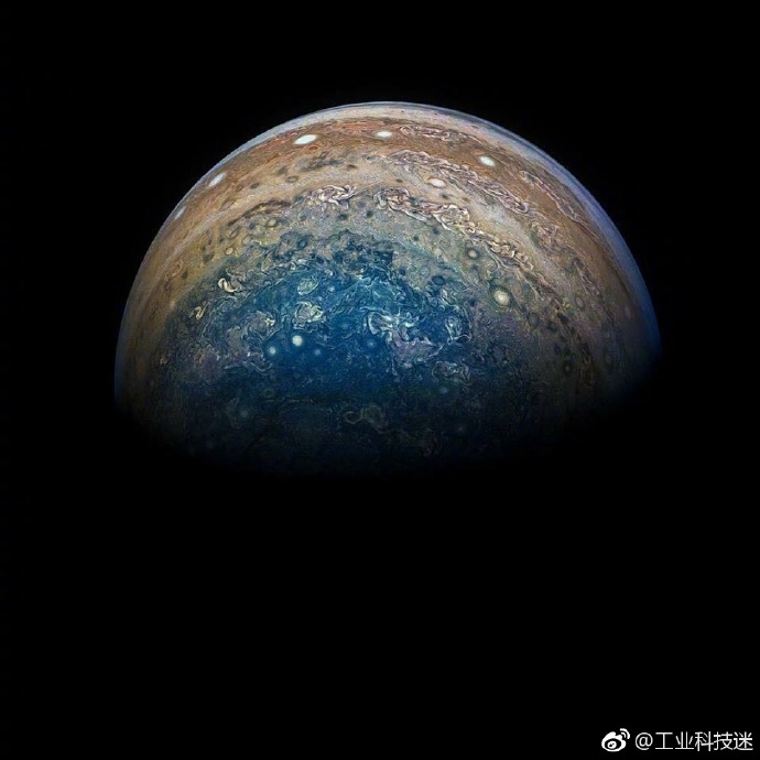 美国宇航局发布最新的木星照片。