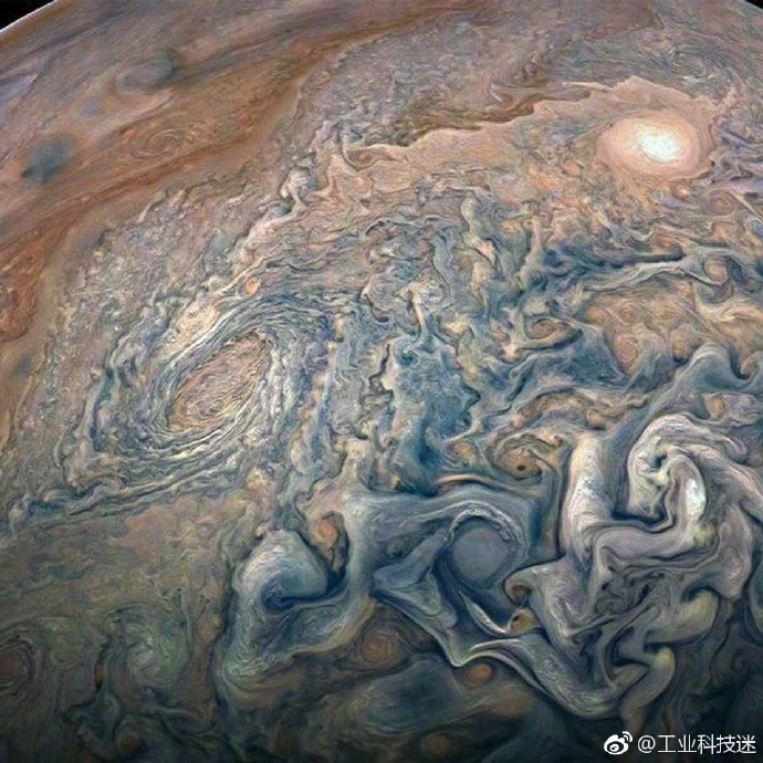 美国宇航局发布最新的木星照片。