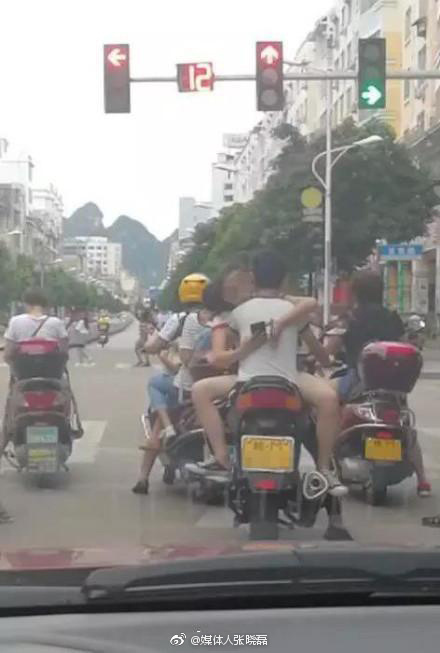 广西一对男女骑摩托车姿势不雅被交警处罚