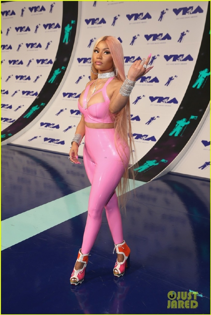 麻辣鸡Nicki Minaj穿了一身粉色橡胶紧身衣参加 2017VMA颁奖礼 ，勒出了她的身材原形，这种材质可是相当不透气啊！