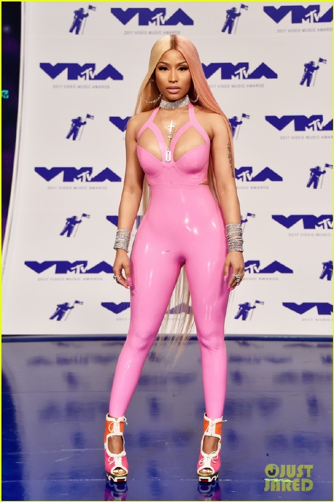 麻辣鸡Nicki Minaj穿了一身粉色橡胶紧身衣参加 2017VMA颁奖礼 ，勒出了她的身材原形，这种材质可是相当不透气啊！