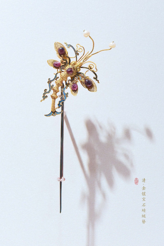 清金镶宝石蜻蜓簪，故宫博物院珍宝馆。