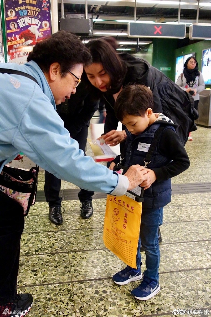 郭晶霍启刚夫妇带4岁儿子地铁站做公益