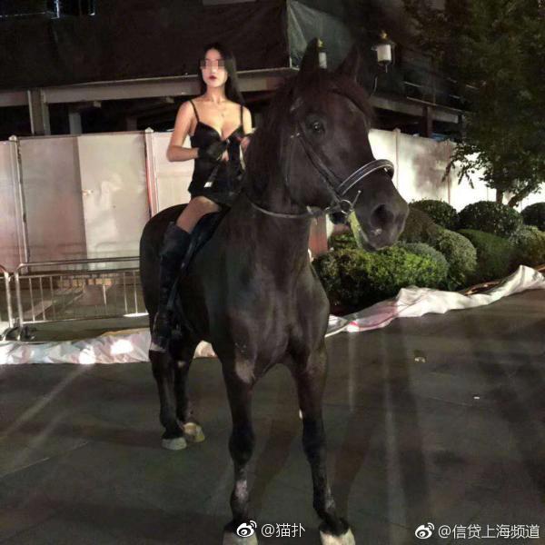 吊带衫女子深夜骑马穿行上海市中心，警方已介入调查。