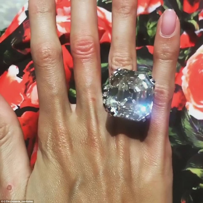 0克拉的钻石有多大？俄国寡头阿列克谢·沙坡瓦洛夫携新婚妻子为您展示……