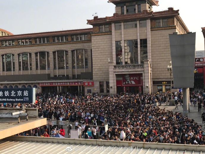 此刻北京火车站，等待进地铁安检的人群。。。