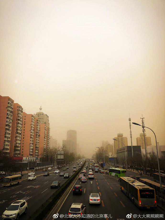 久违的沙尘暴来了 今儿一早北京pm10爆表浓度达到1000。