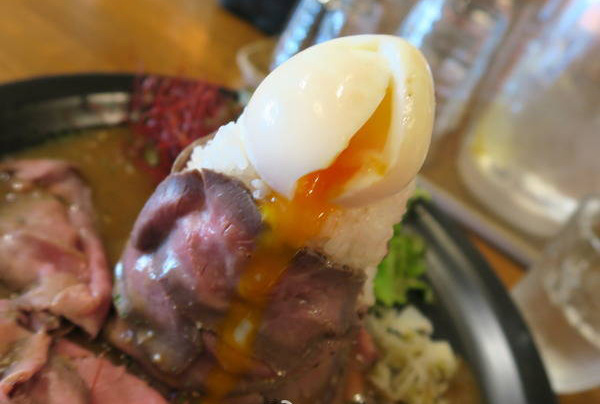 日本一家餐厅的牛肉饭套餐，你最想和谁一起去吃。