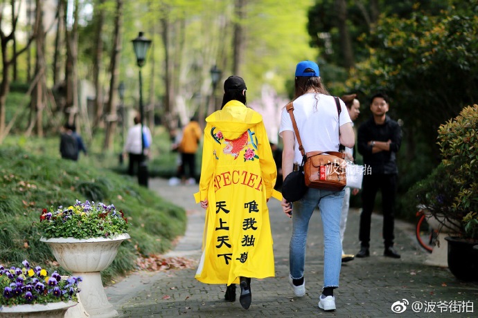 上海时装周街拍，我觉得急急如律令更牛掰一些